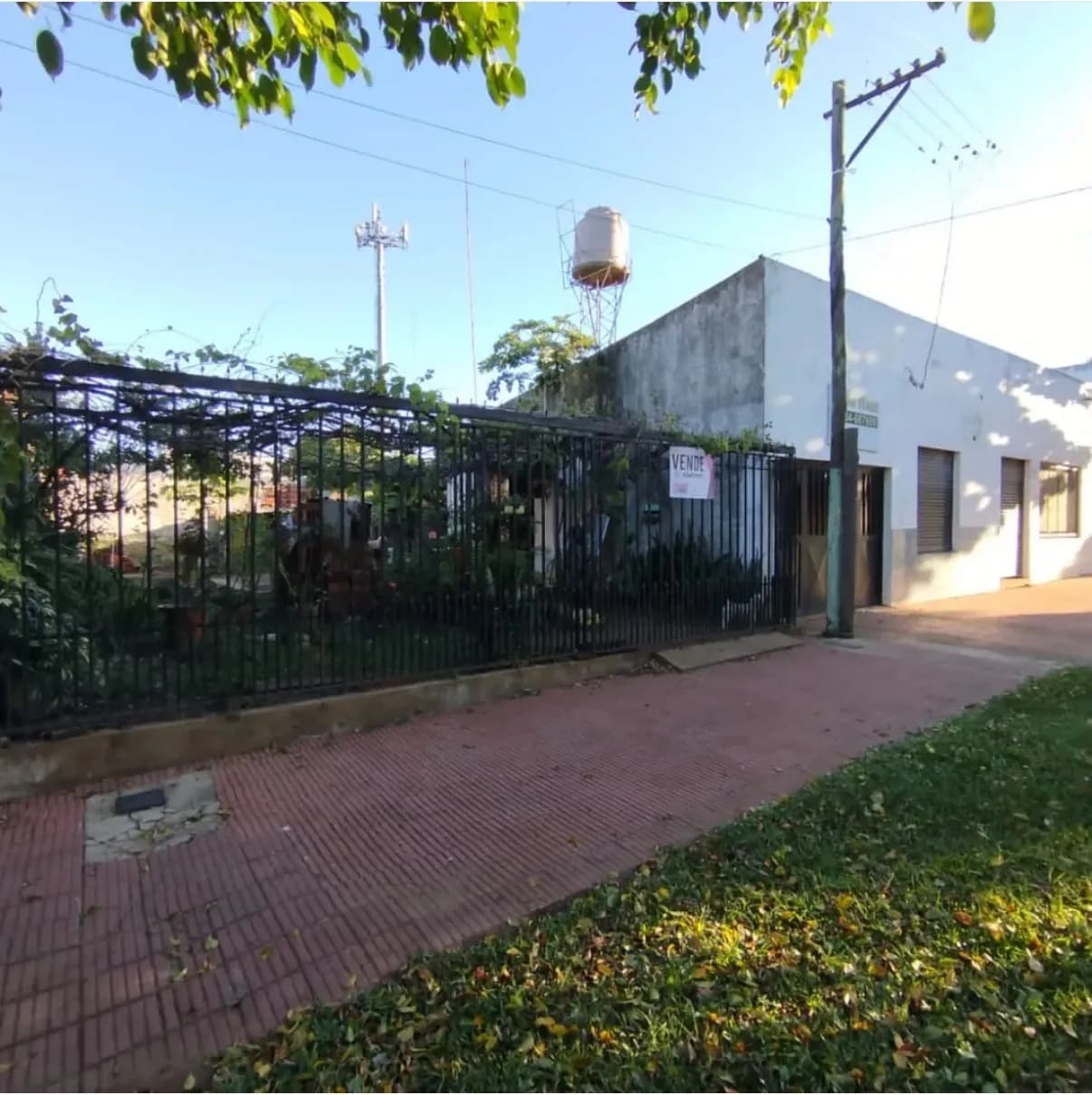 Casa en venta con rejas frontales