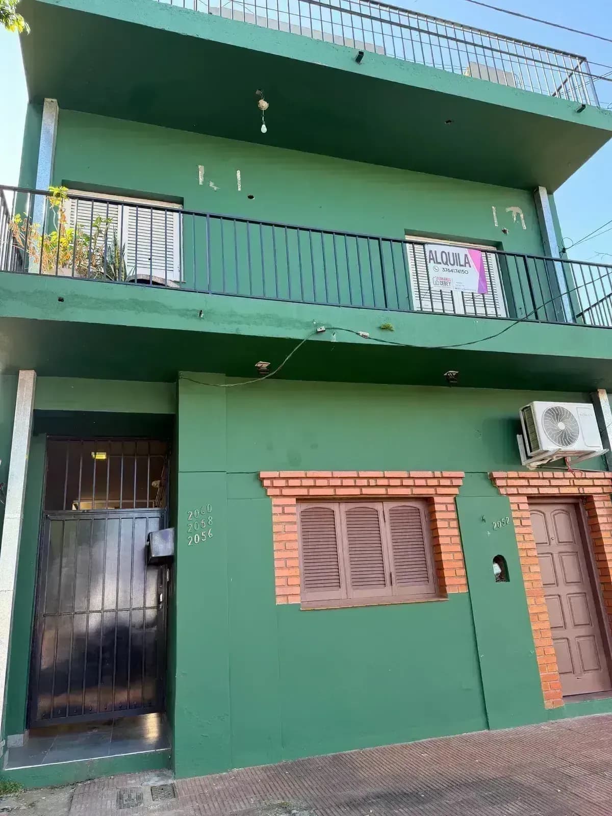 Fachada verde de edificio en alquiler