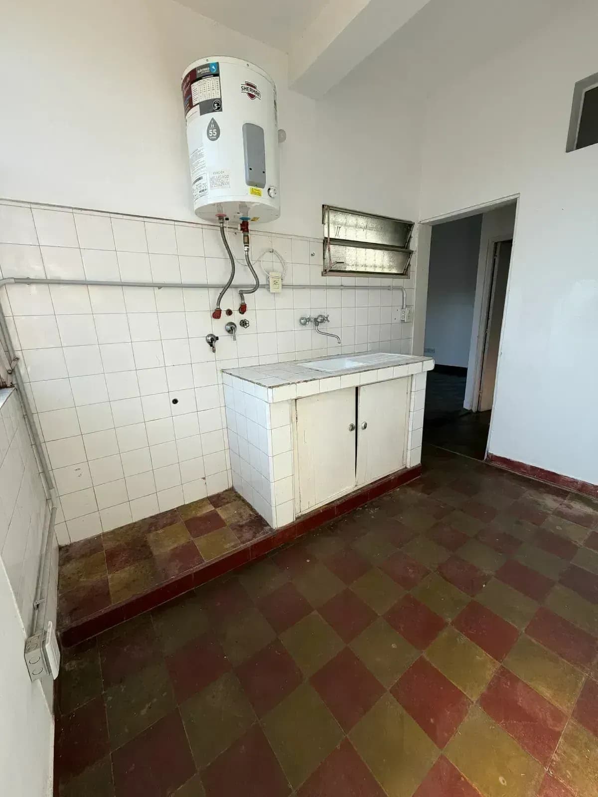 Lavadero antiguo con termotanque eléctrico