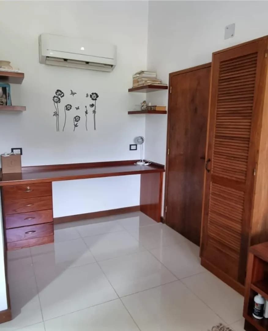 Escritorio de madera en dormitorio luminoso