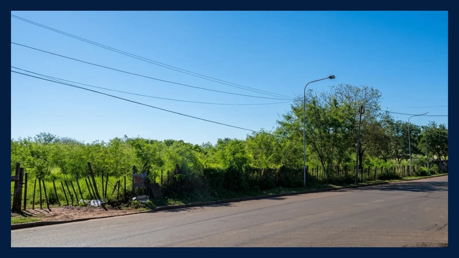 Terreno baldío sobre calle asfaltada
