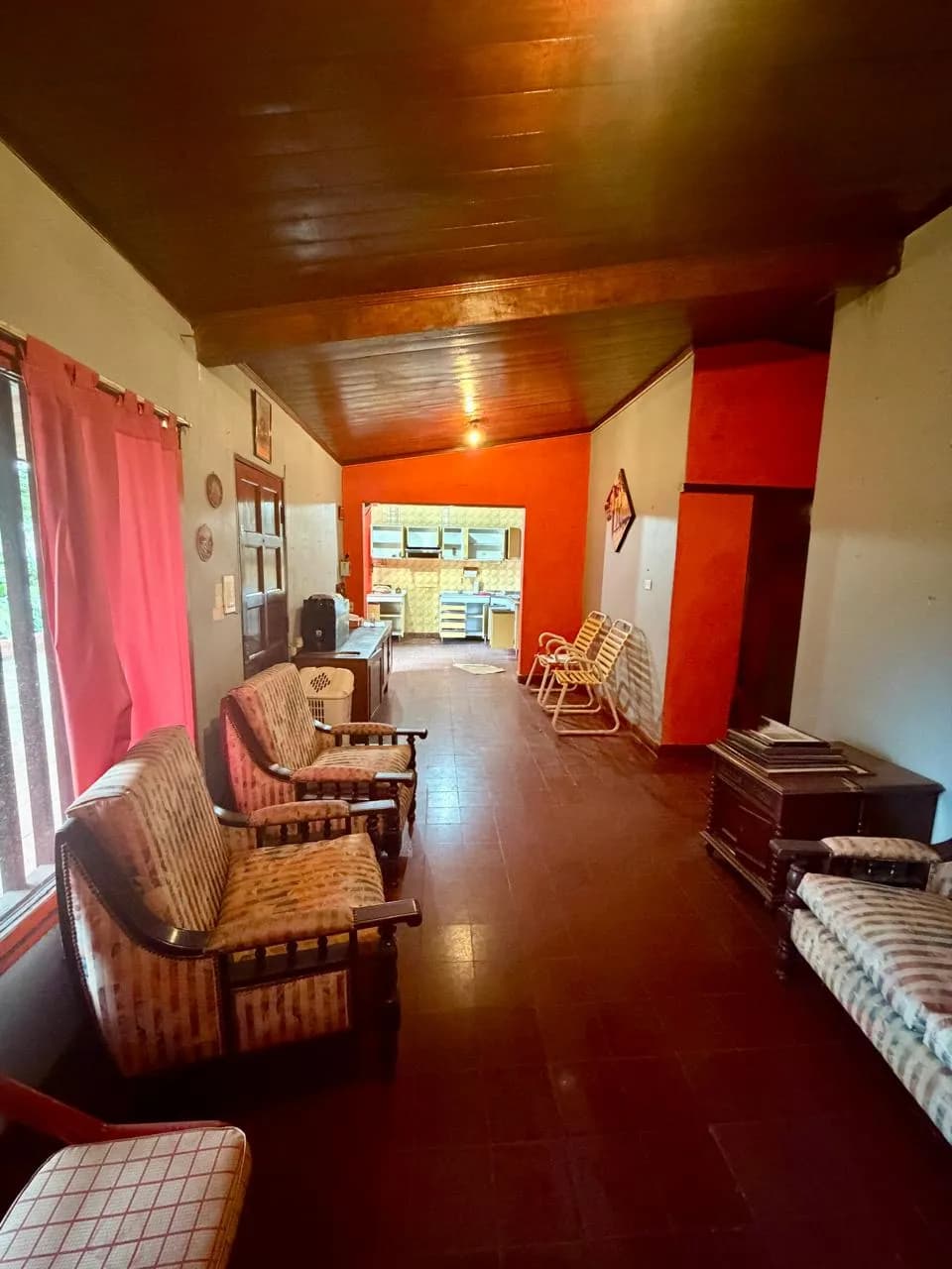 Sala rústica con techo de madera