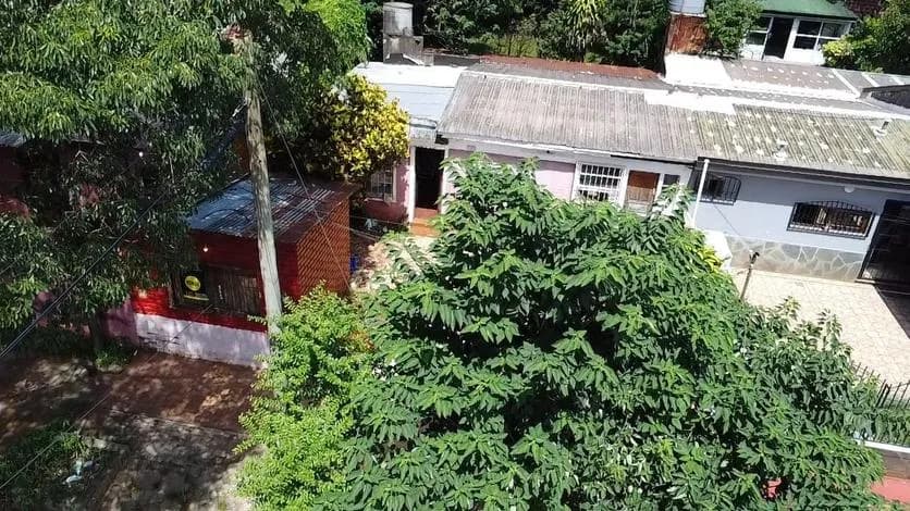 Vista aérea de casa con jardín