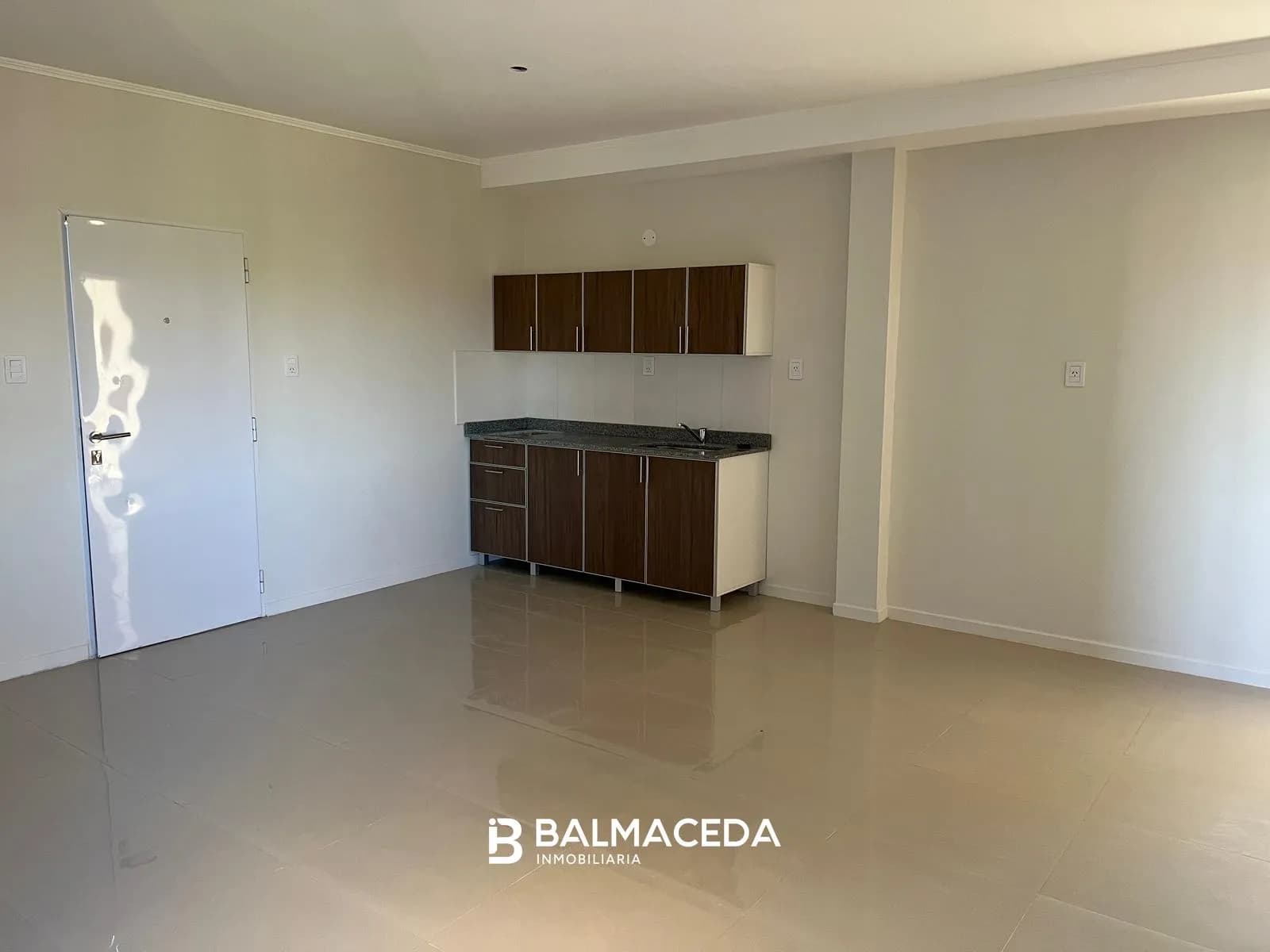 Departamento 2 dormitorios sobre Av. Rademacher