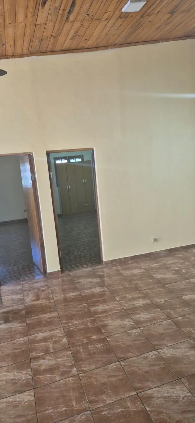 Espacio amplio con techo de madera