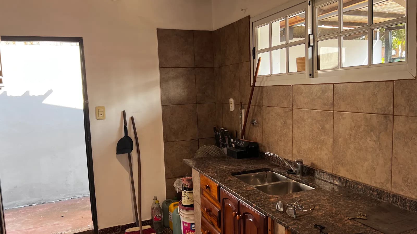 Cocina sencilla con mesada de granito