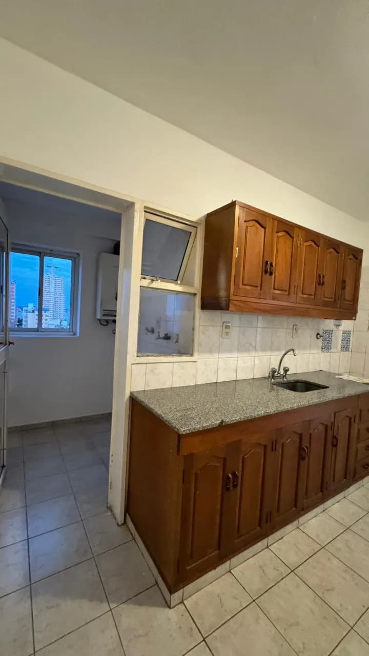 Cocina con muebles de madera