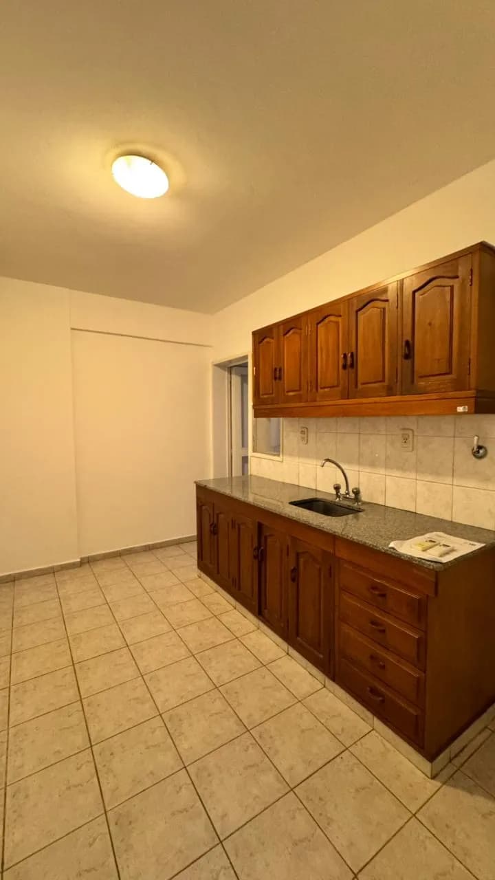 Cocina espaciosa con muebles de madera