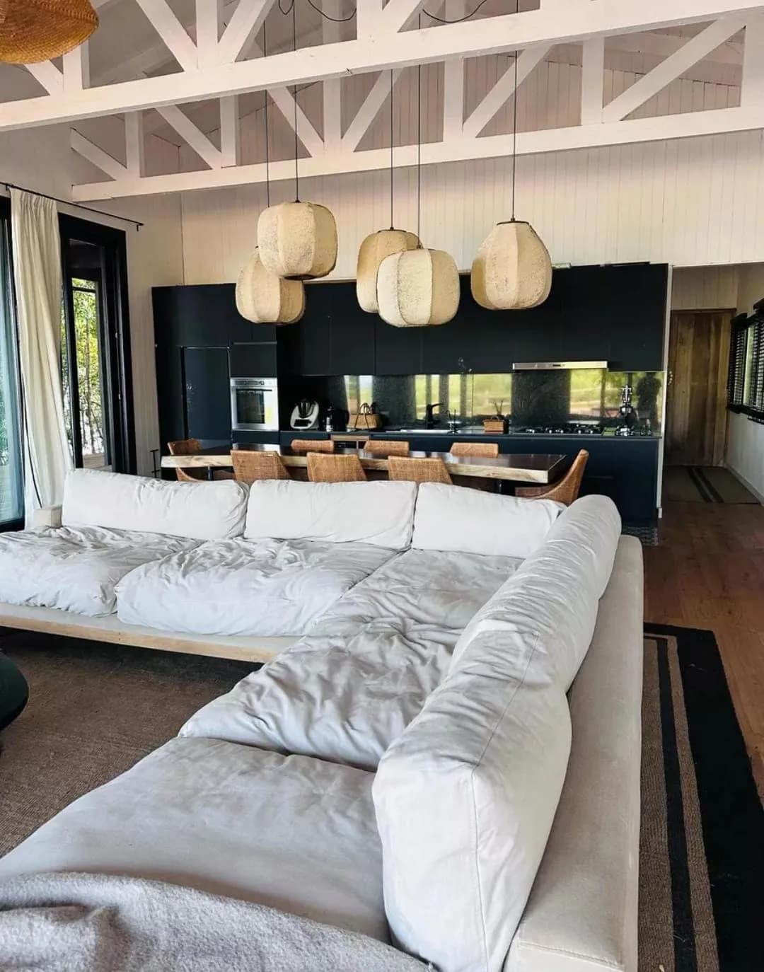 Espacioso salón moderno con cocina integrada