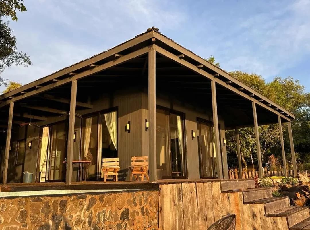 Cabaña moderna de madera con terraza