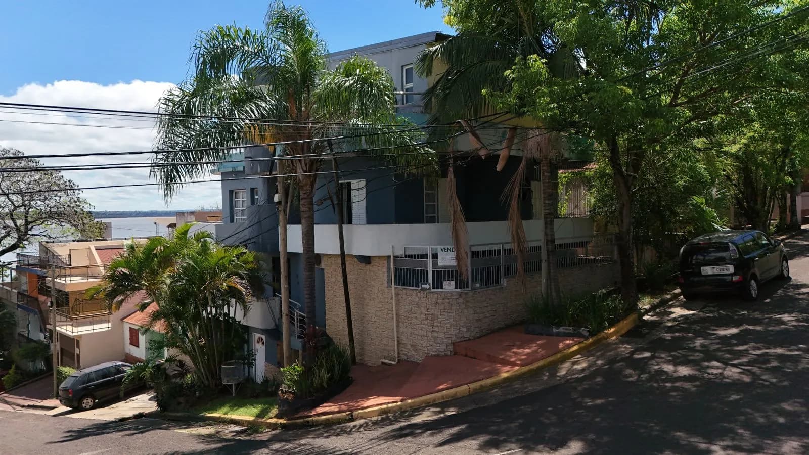 Casa moderna en esquina con vista