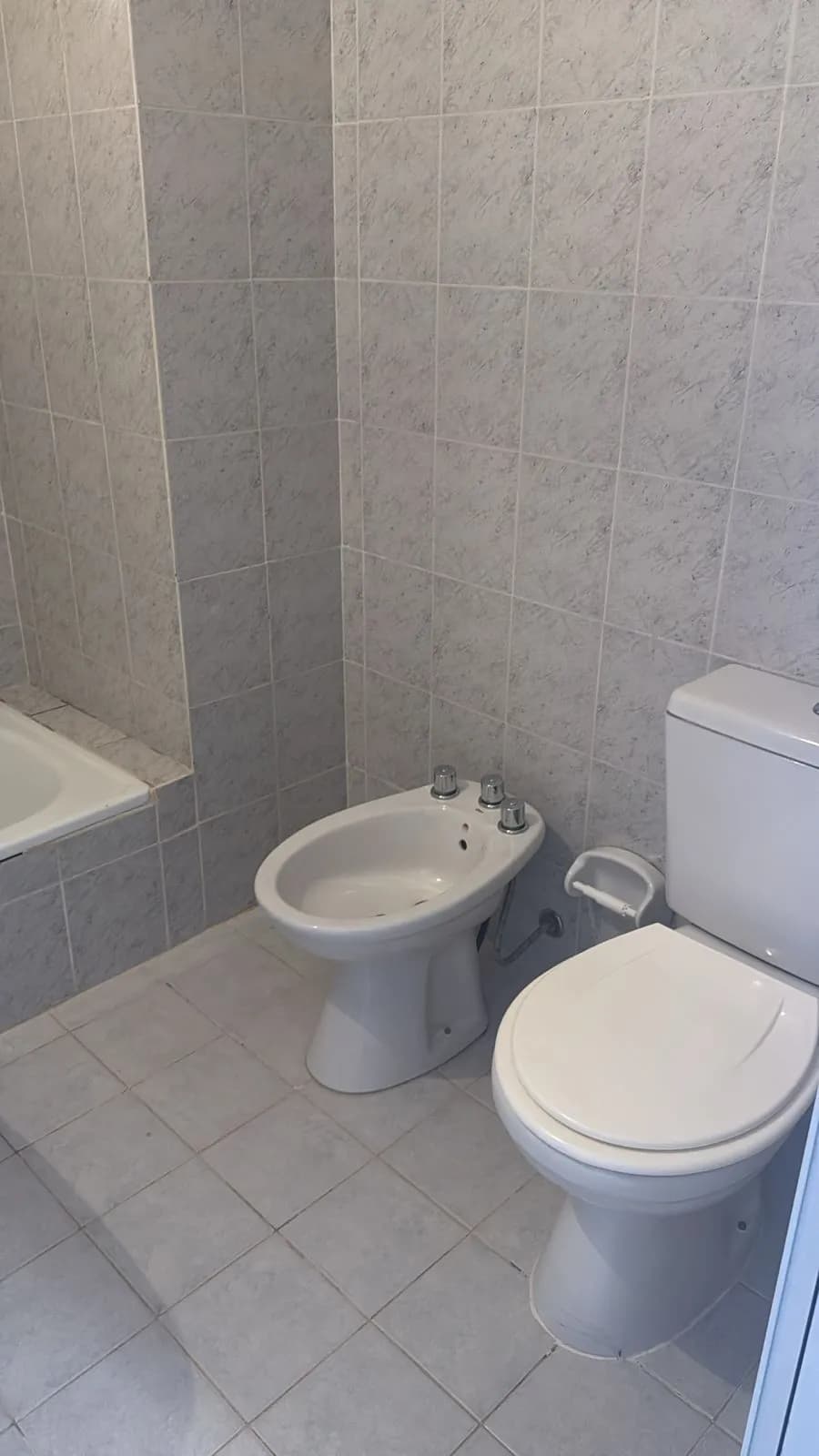Baño completo con inodoro y bidet