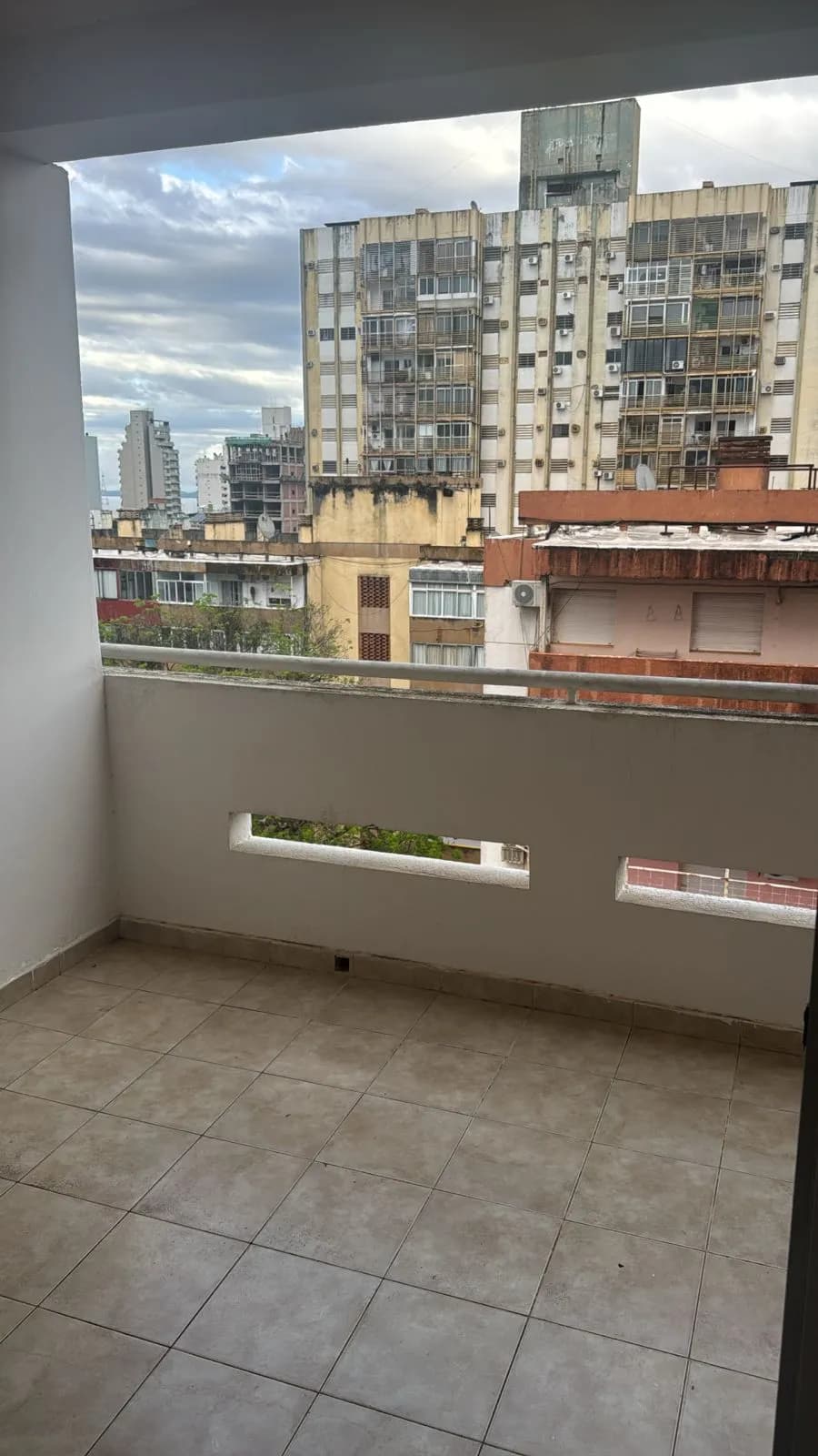Balcón amplio con vista urbana