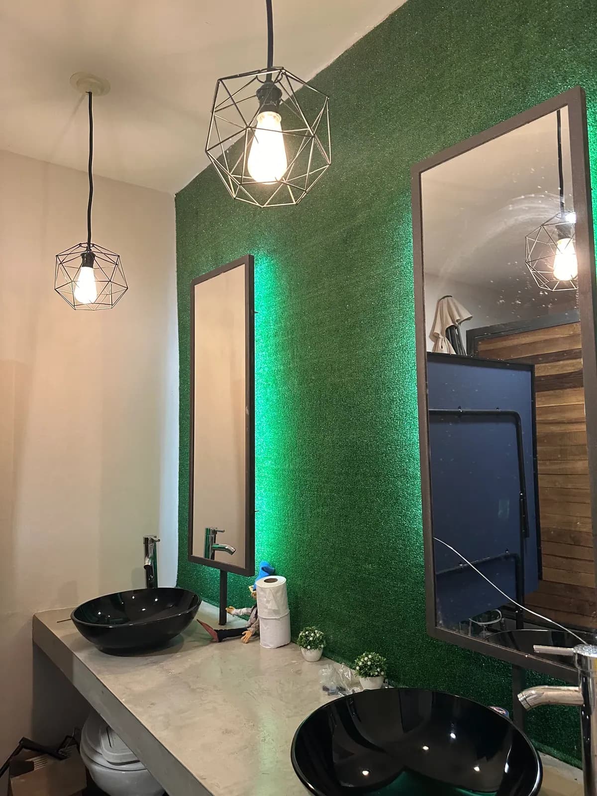 Baño moderno con césped artificial