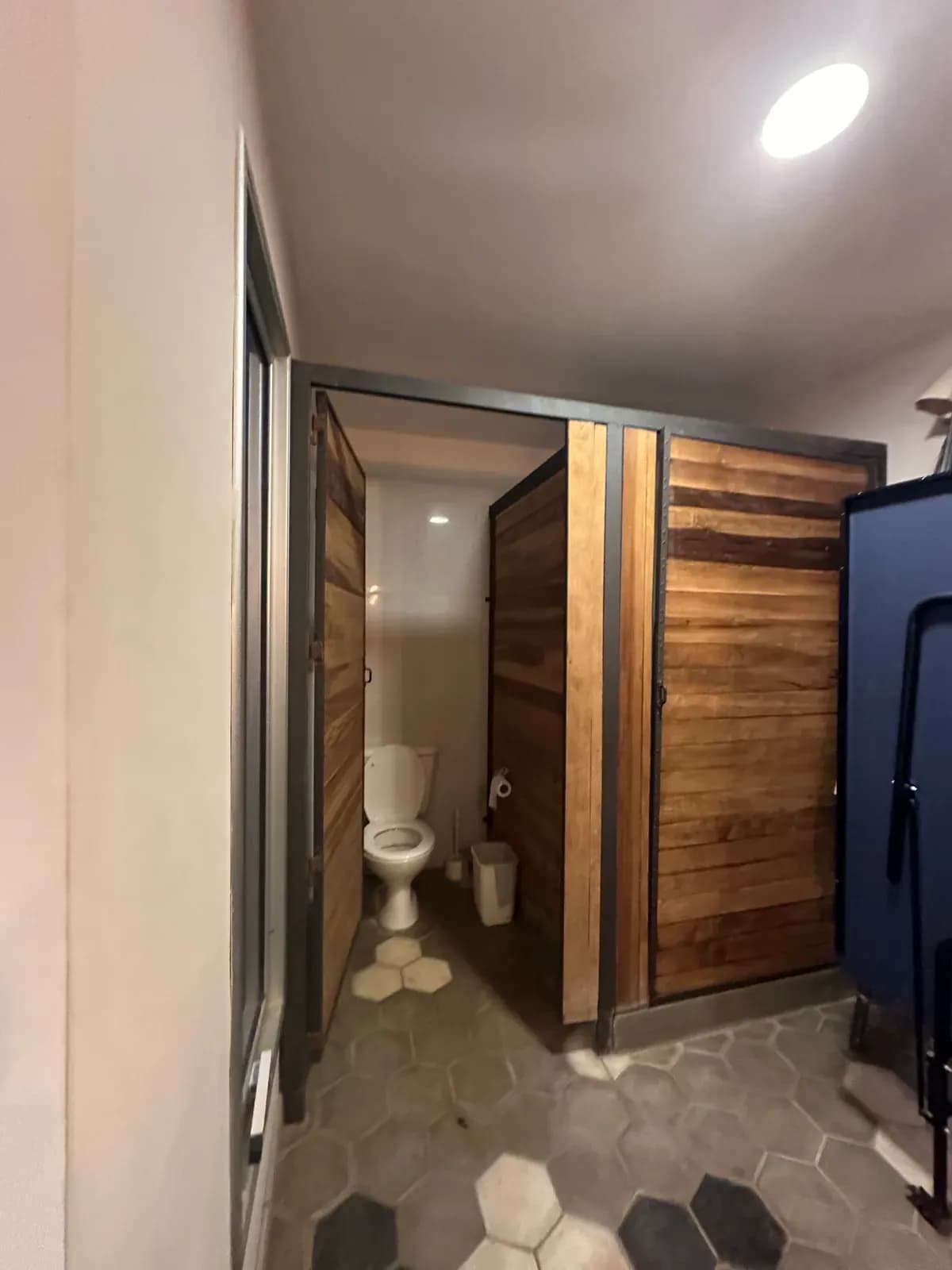 Baño moderno con acabados de madera
