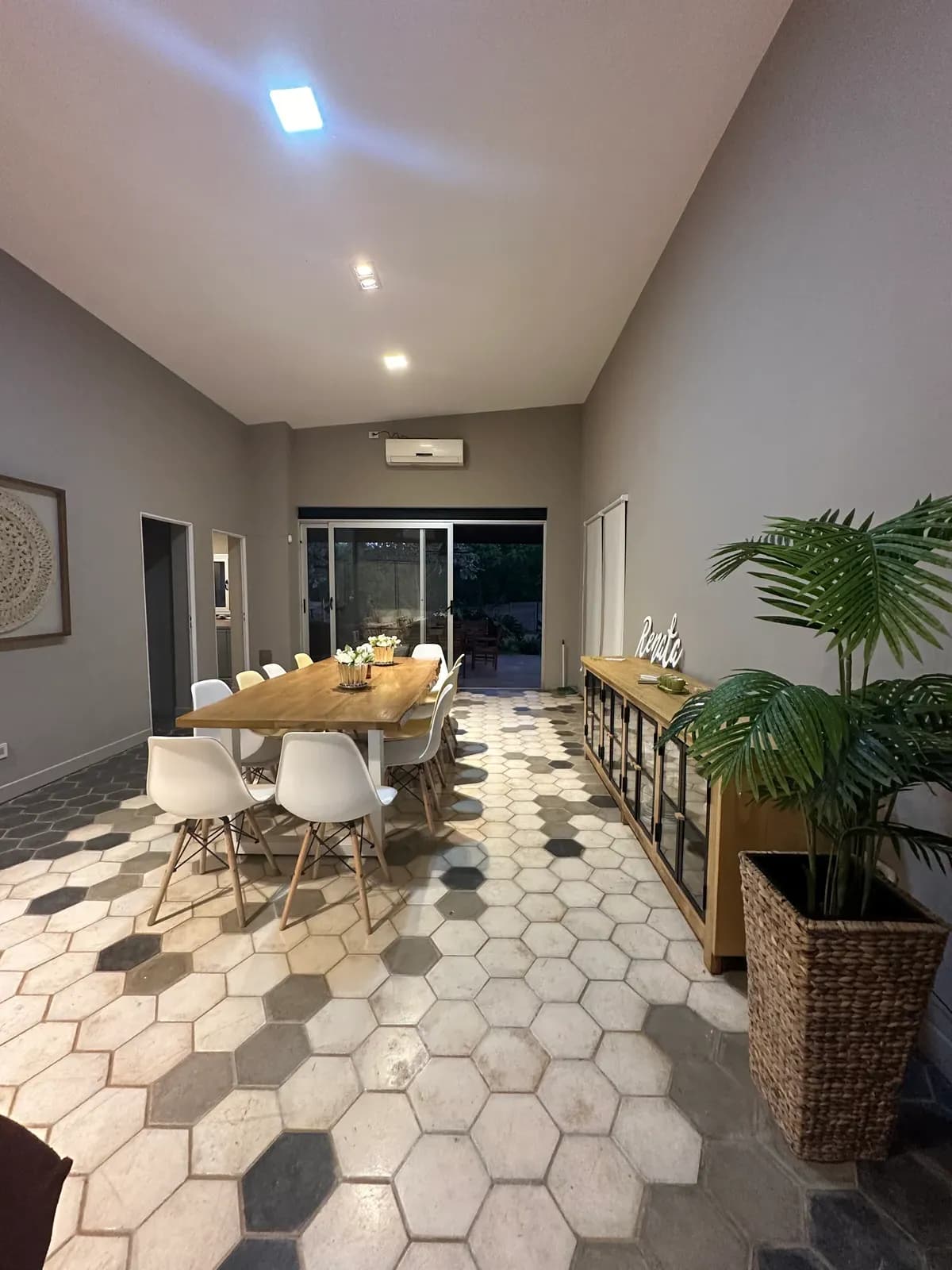 Comedor moderno con piso hexagonal