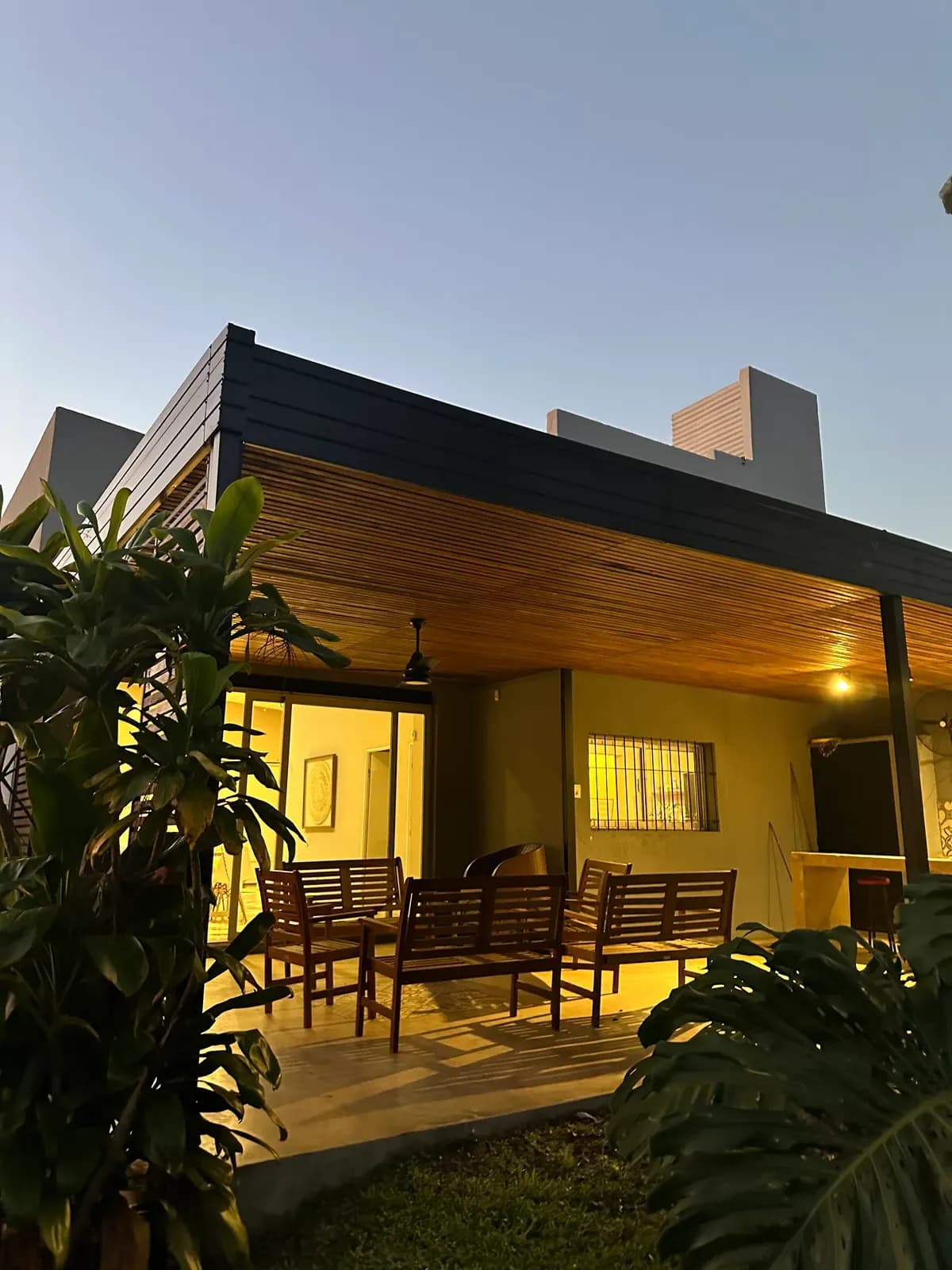 Galería moderna con techo de madera