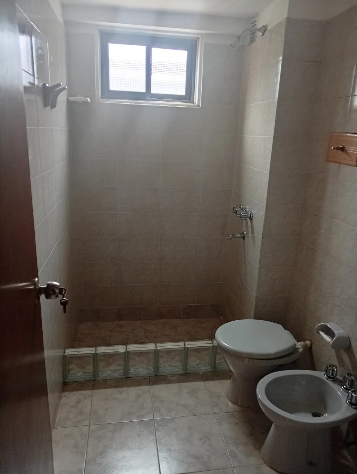 Baño completo con ducha y bidet