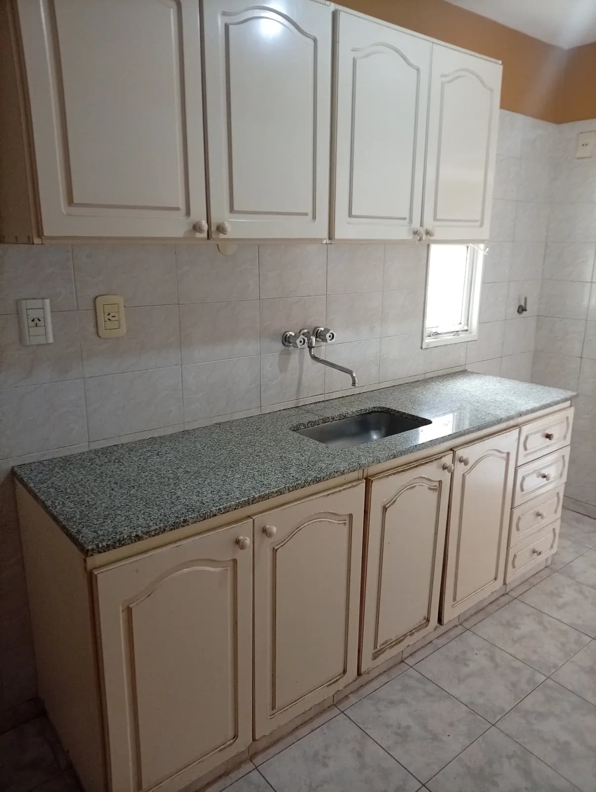 Cocina con mesada de granito