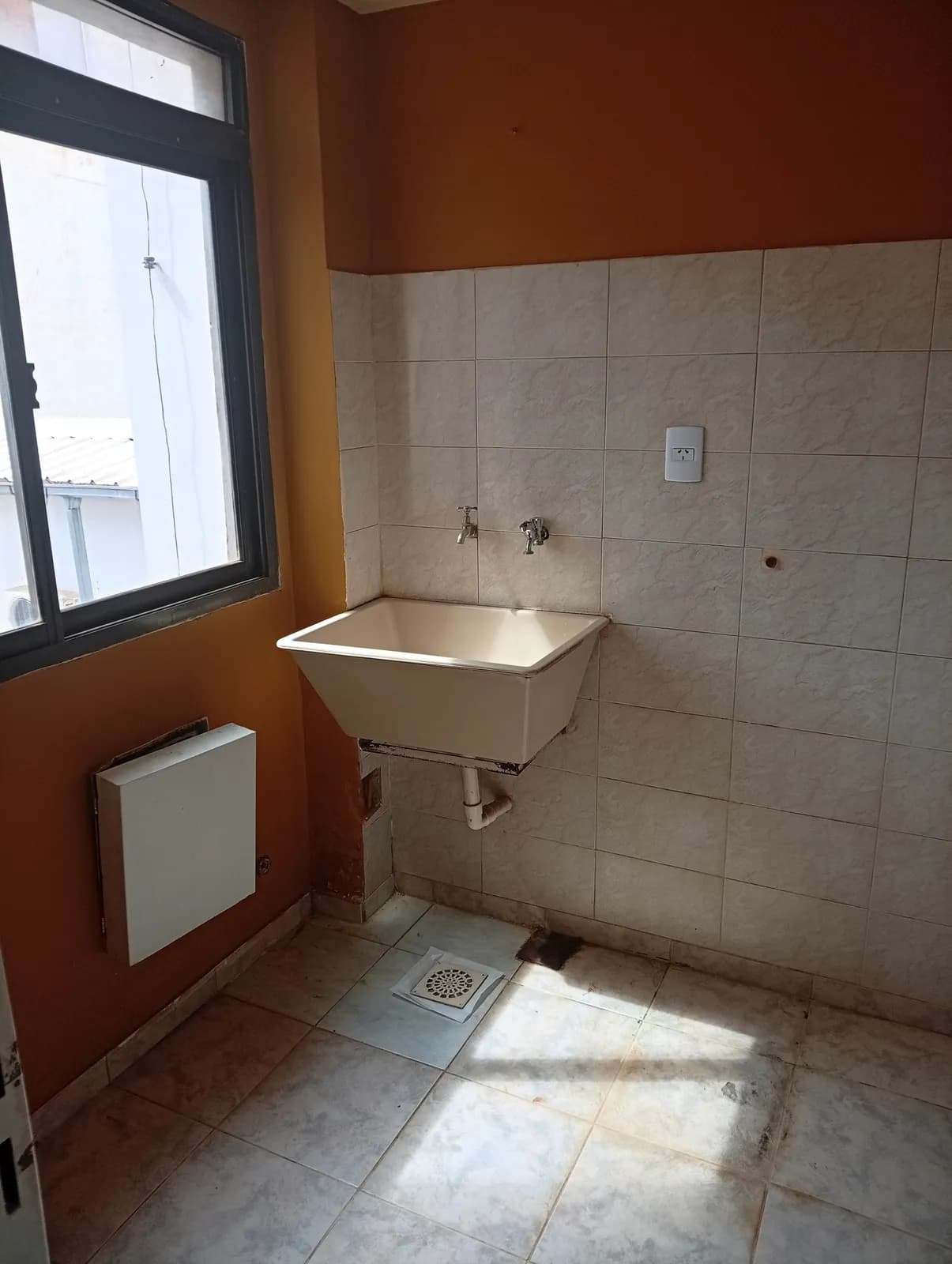 Lavadero con pileta y ventana