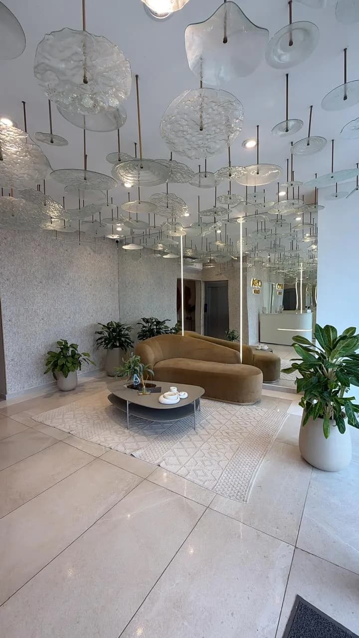 Lobby moderno con diseño elegante