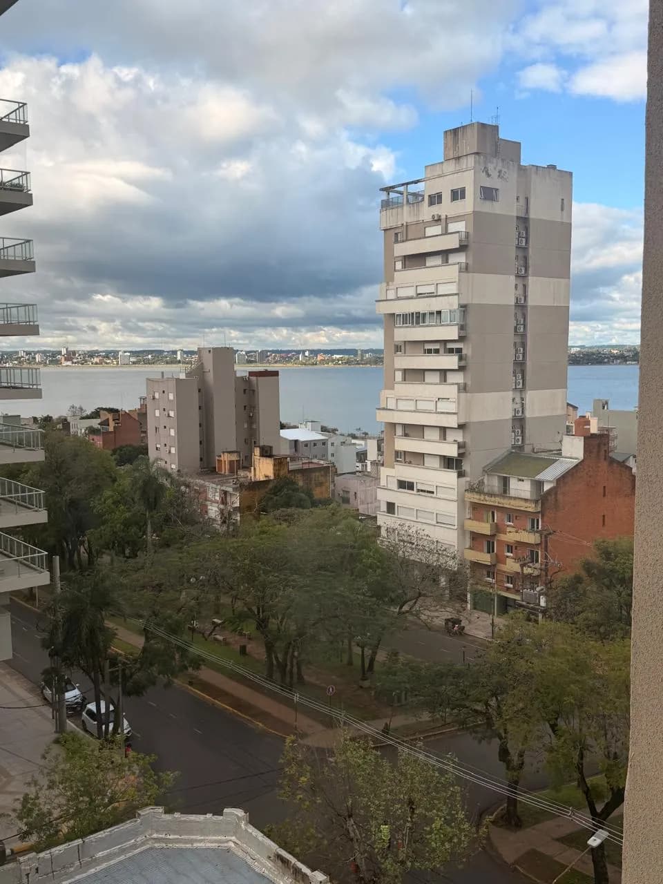 Vista panorámica al río y ciudad