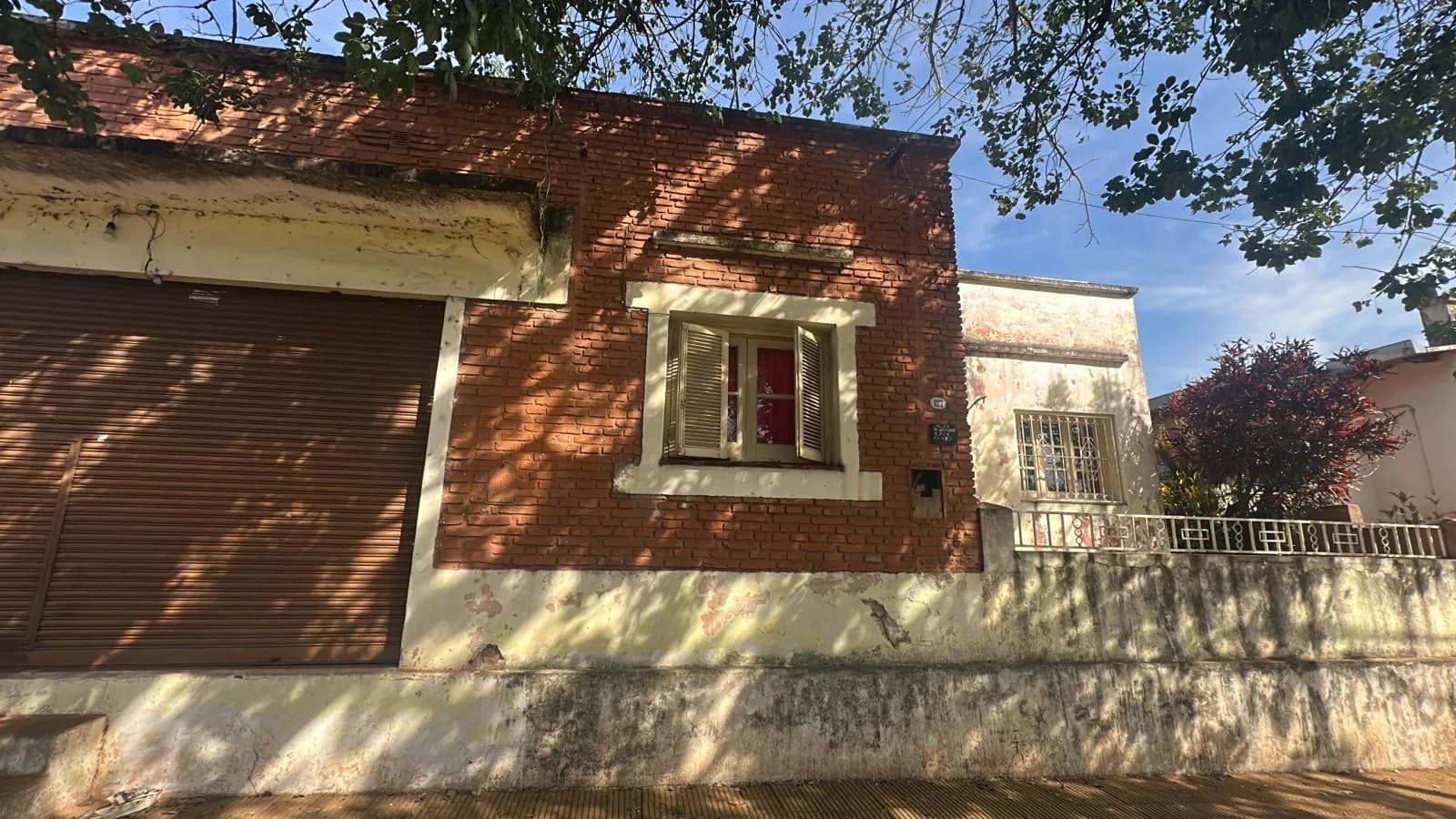 Casa antigua de ladrillo visto