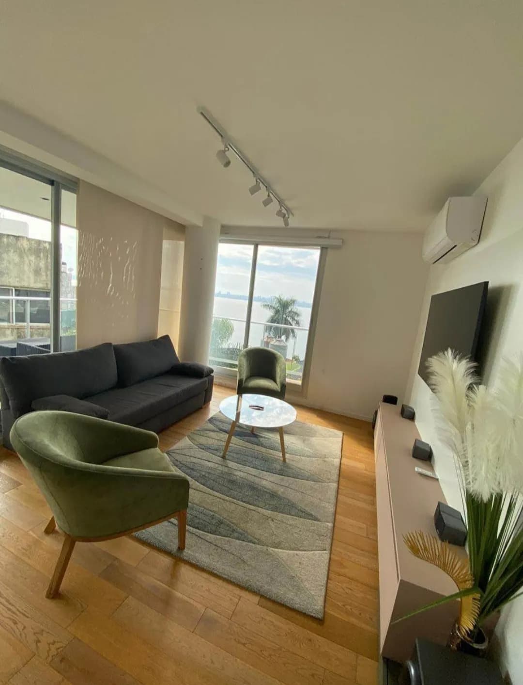 Living moderno con vista panorámica