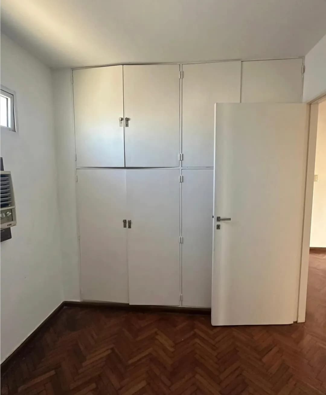 Habitación vacía con placard empotrado