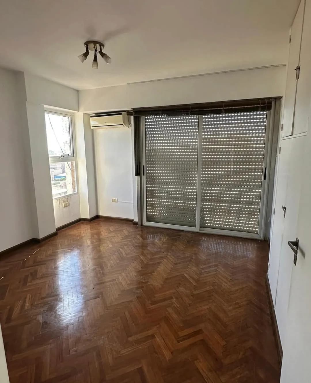 Habitación vacía con piso de parquet