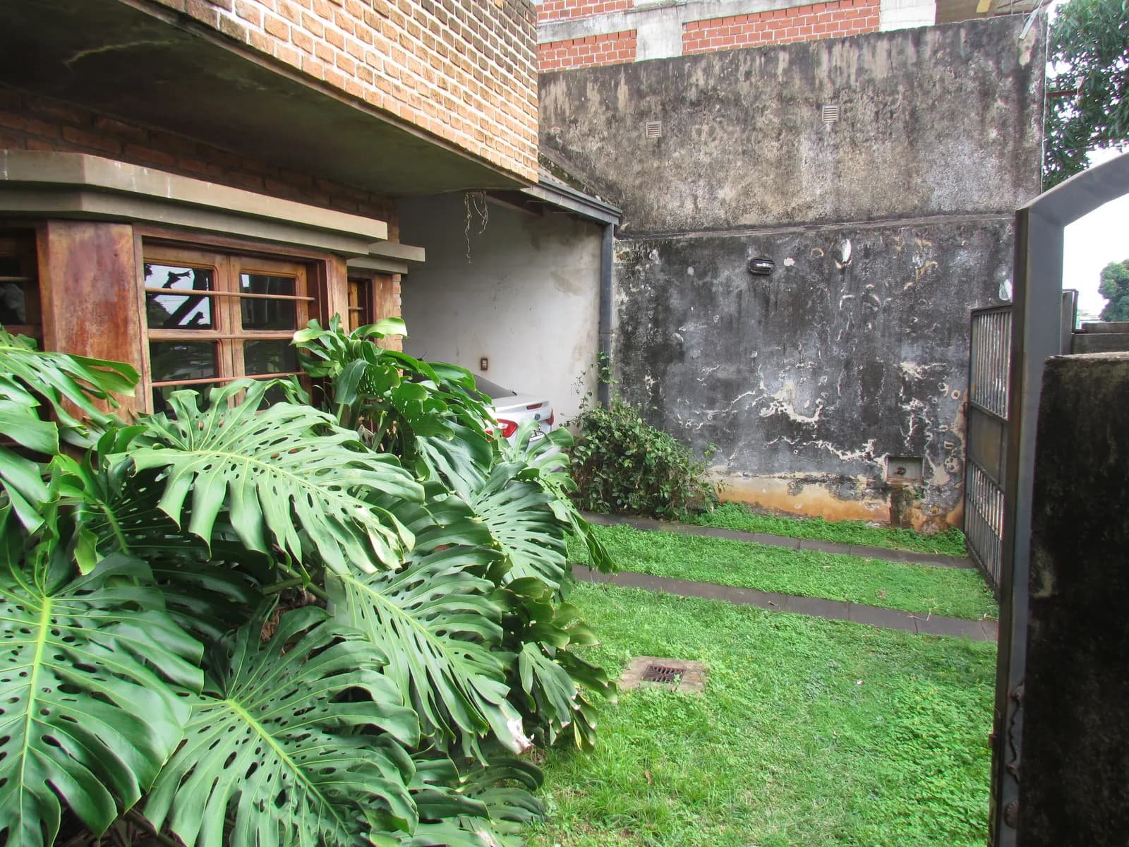 Entrada de casa con jardín