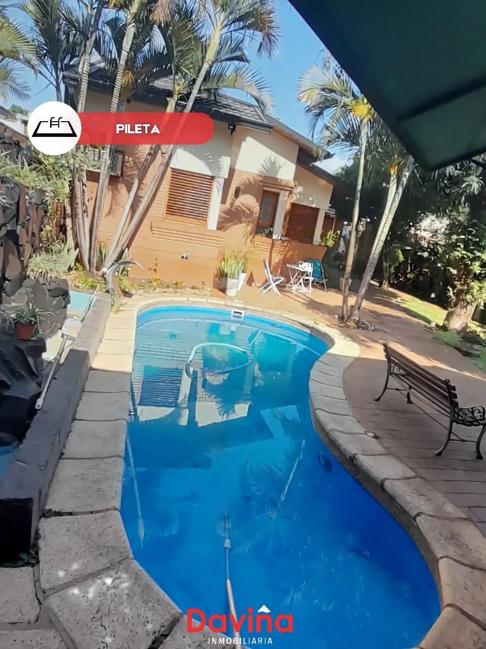 Casa con pileta y jardín