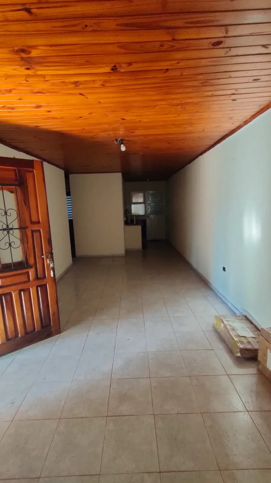 Amplio salón con techo de madera