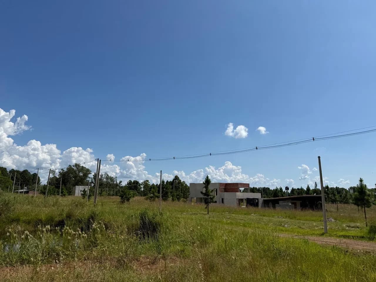Amplio terreno residencial en desarrollo