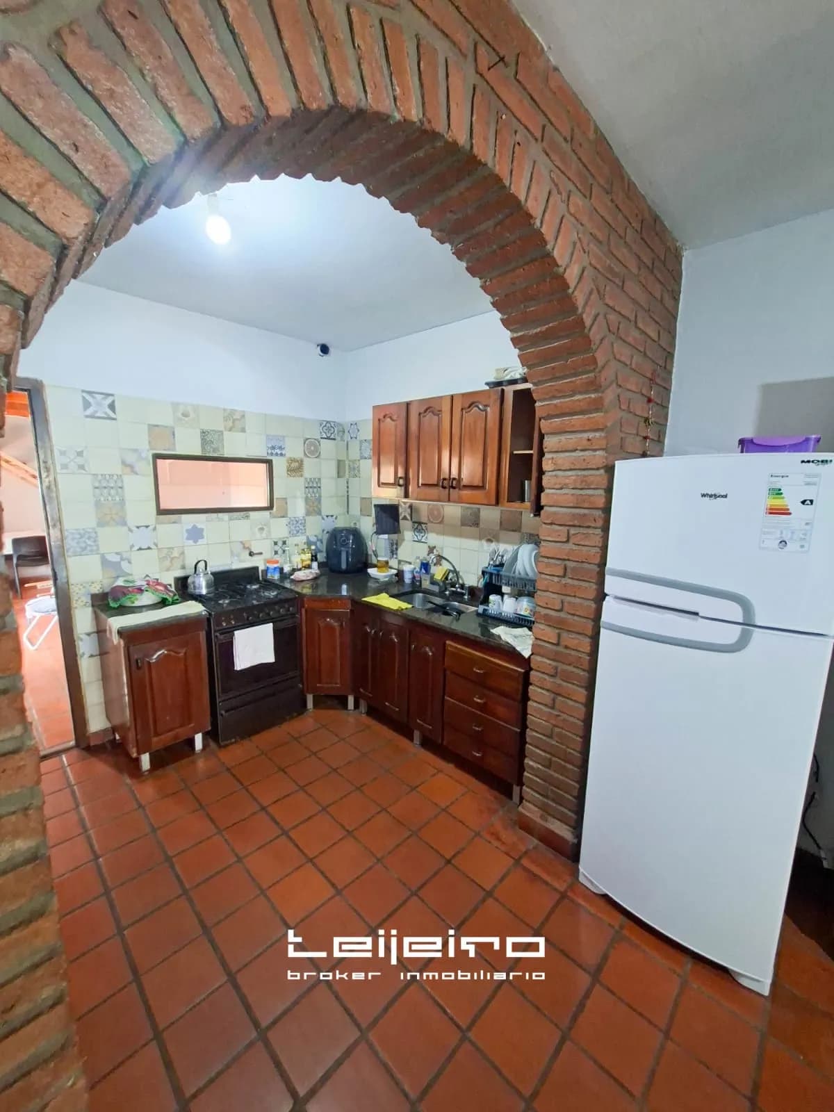 Cocina rústica con arco de ladrillo