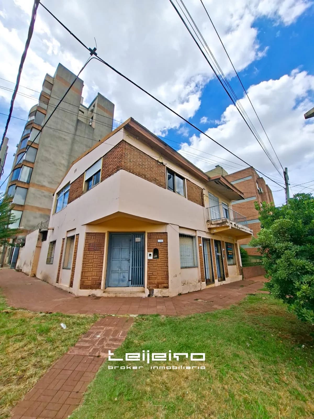 Casa de dos plantas en esquina