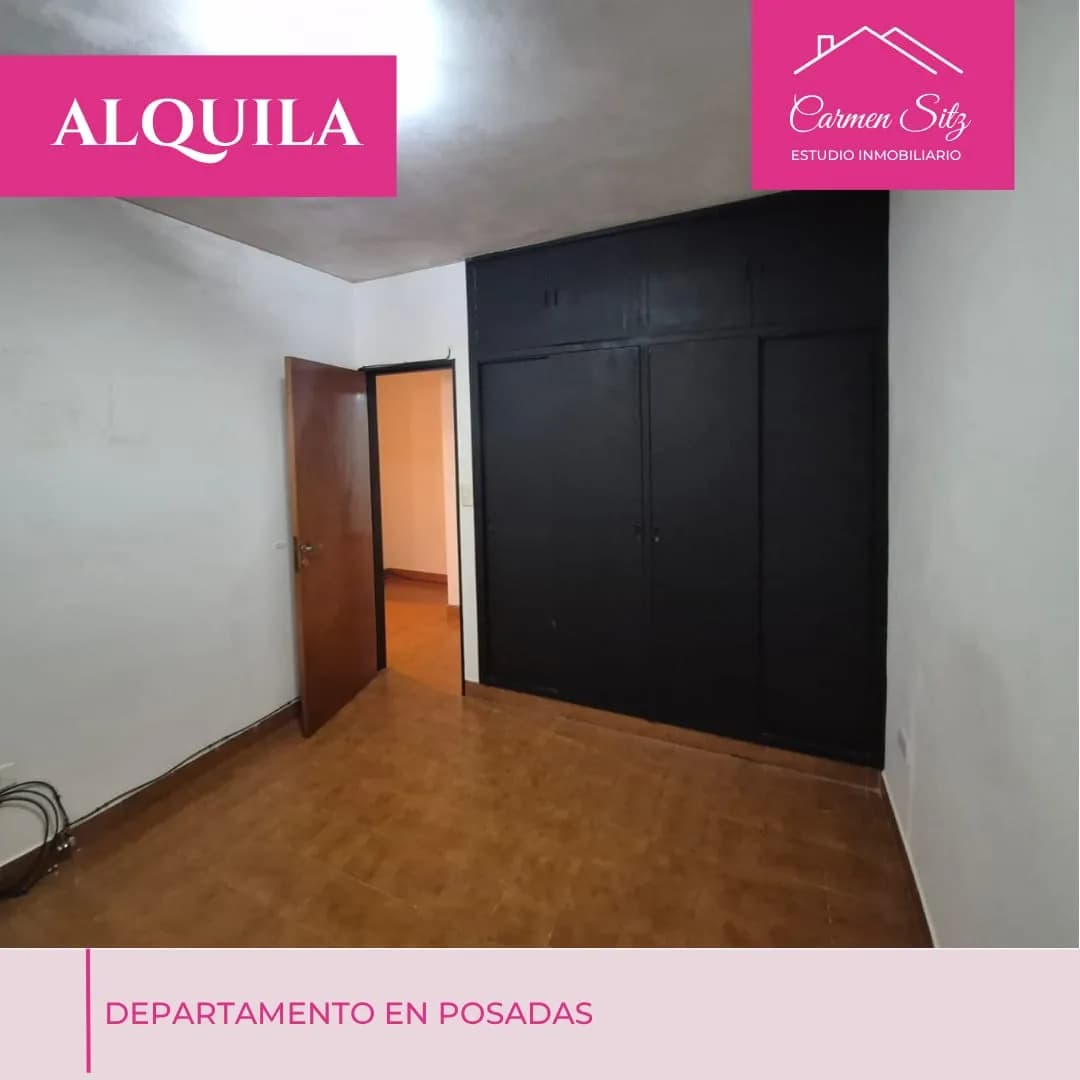 Dormitorio vacío con amplio placard