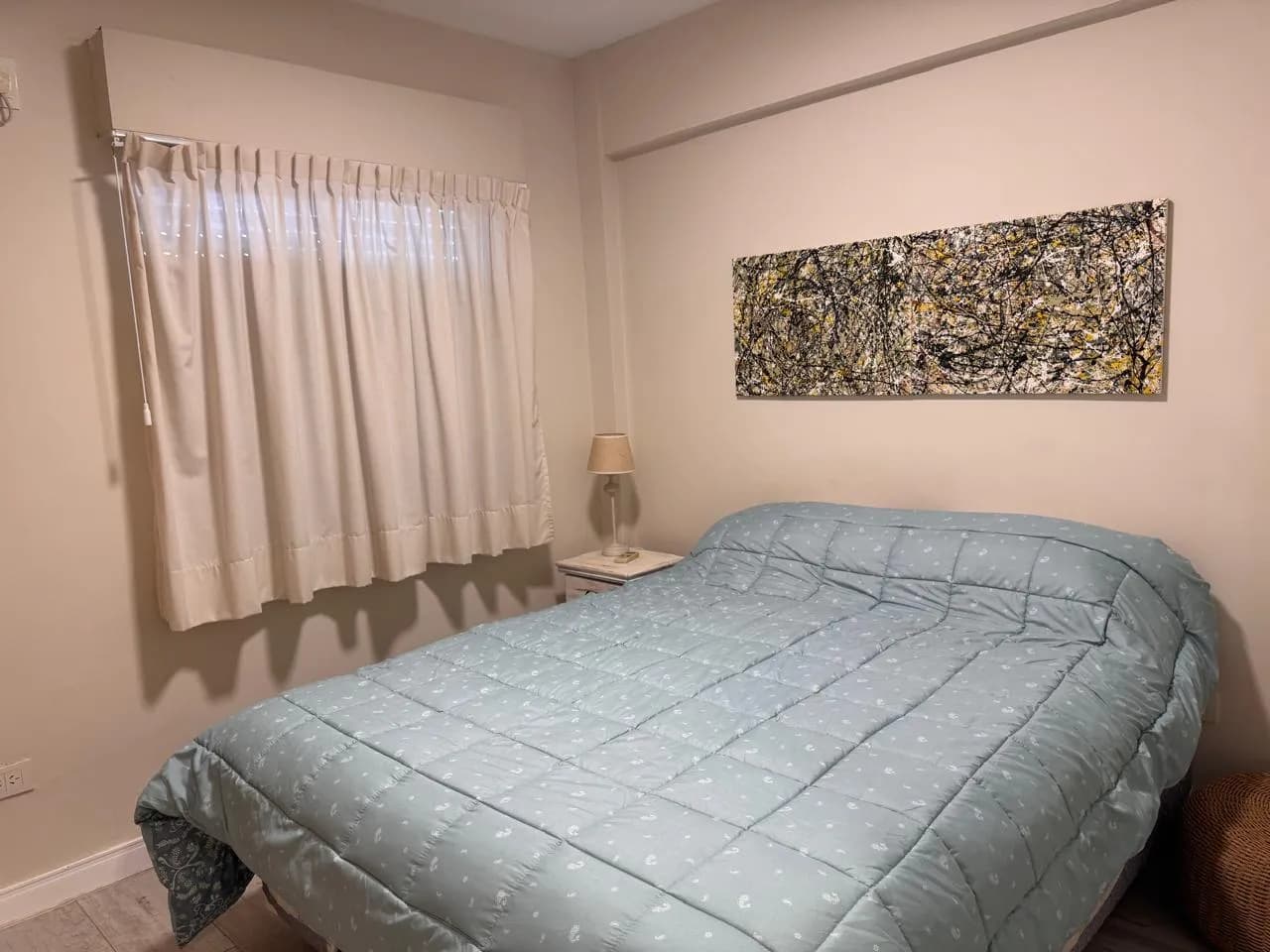 Dormitorio acogedor con cama matrimonial