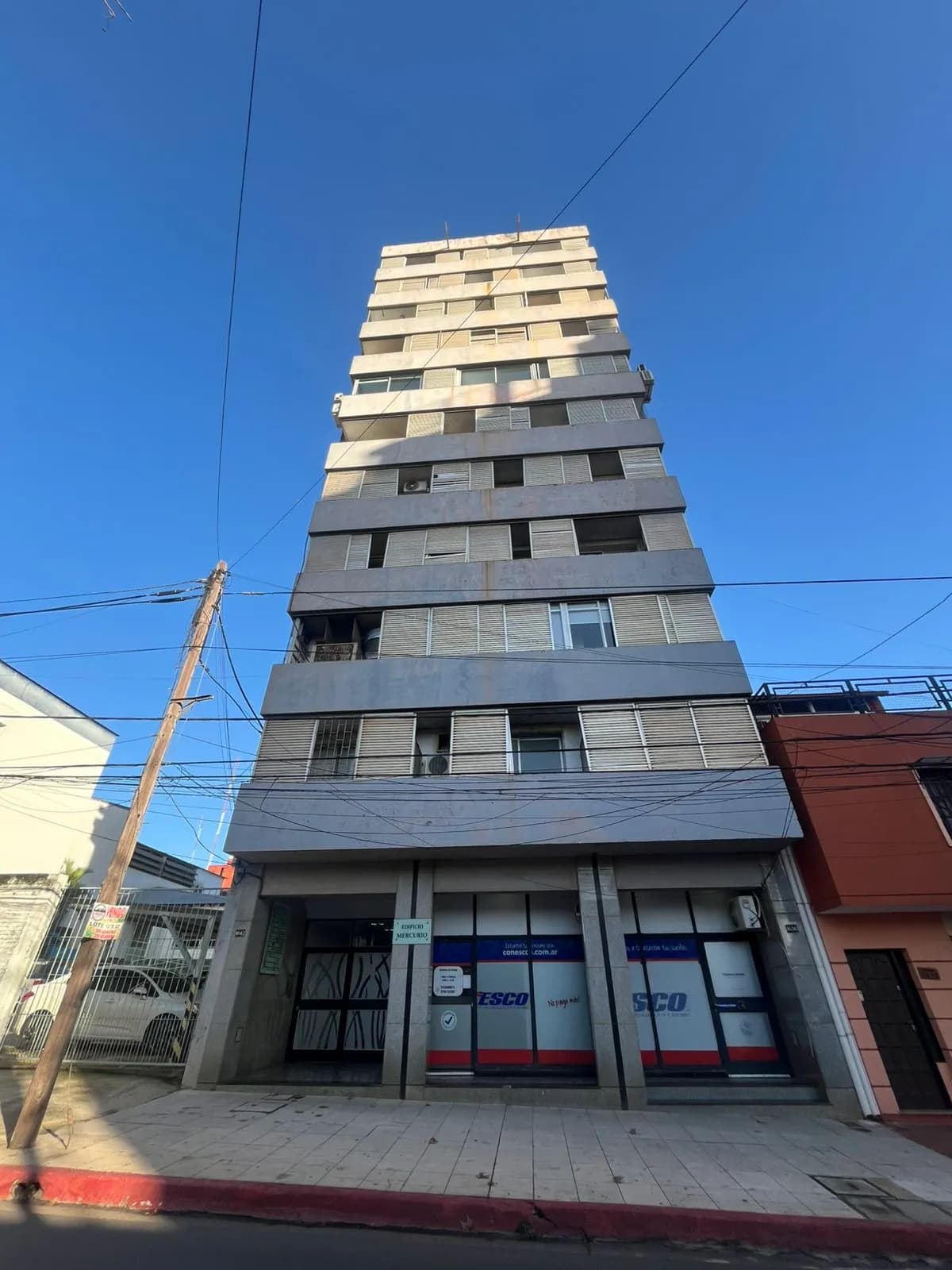 Edificio alto de departamentos