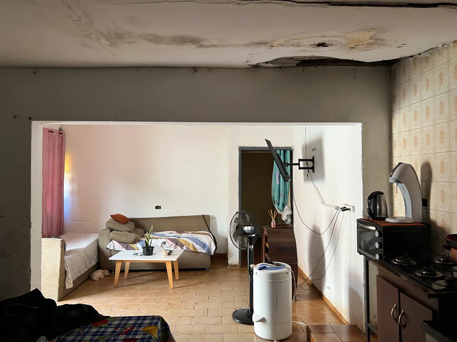 Interior de vivienda con techo deteriorado