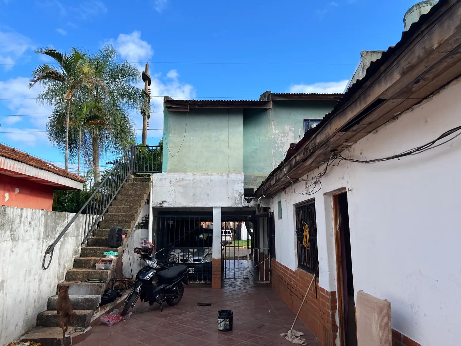 Casa de dos plantas con patio
