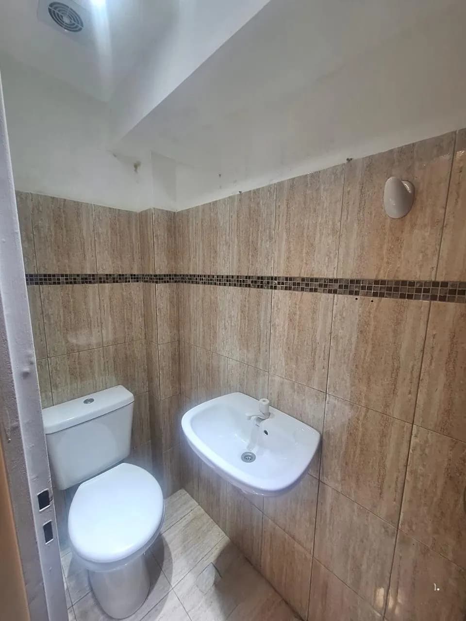 Baño pequeño con inodoro y lavamanos