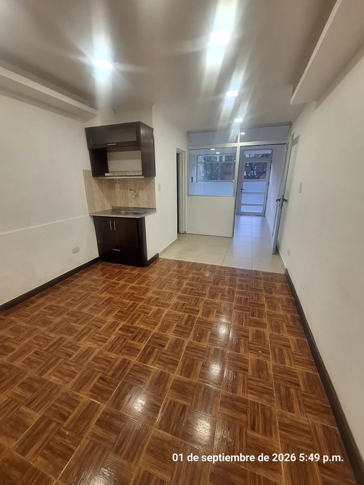 Monoambiente vacío con pequeña cocina
