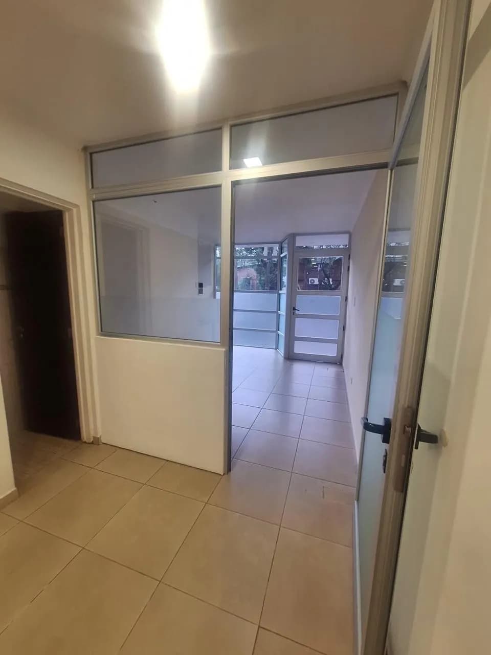 Oficina moderna con divisiones de vidrio