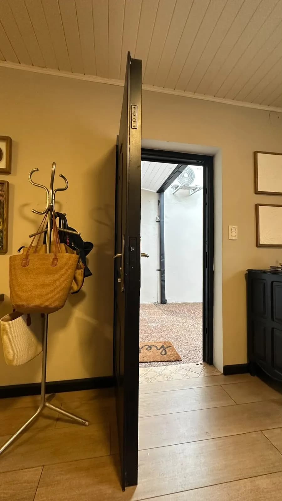 Entrada principal con puerta abierta