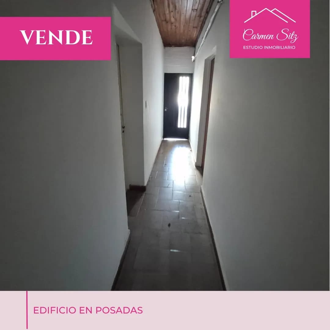 Pasillo angosto con techo de madera