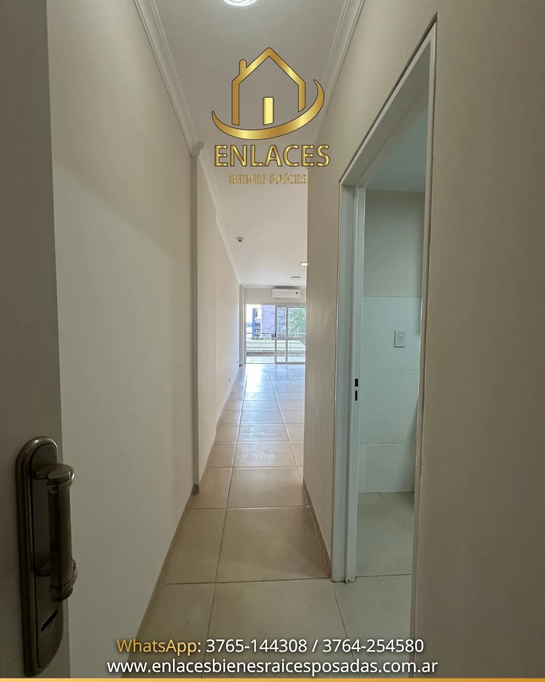 Pasillo de entrada a departamento luminoso