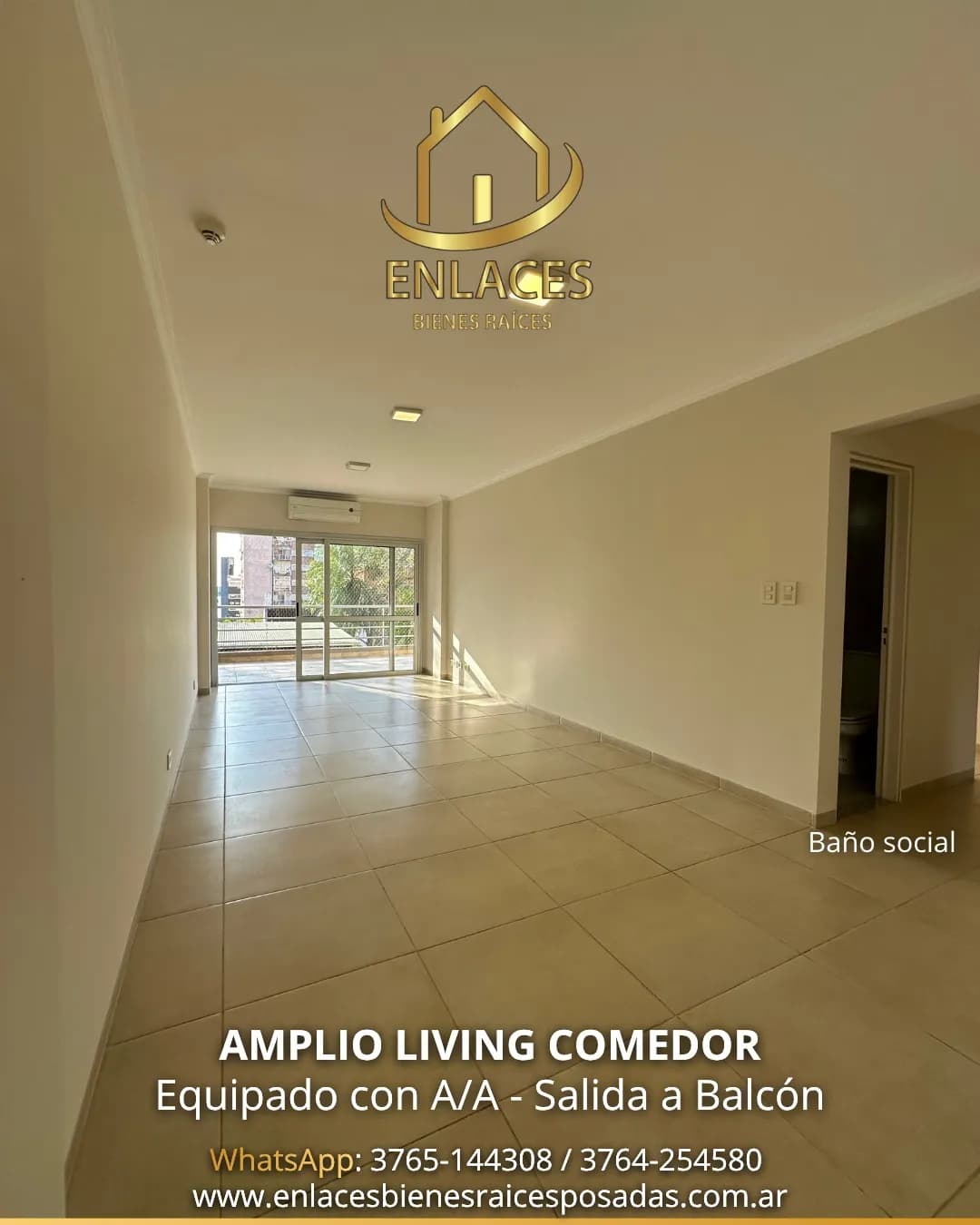 Amplio living comedor con balcón