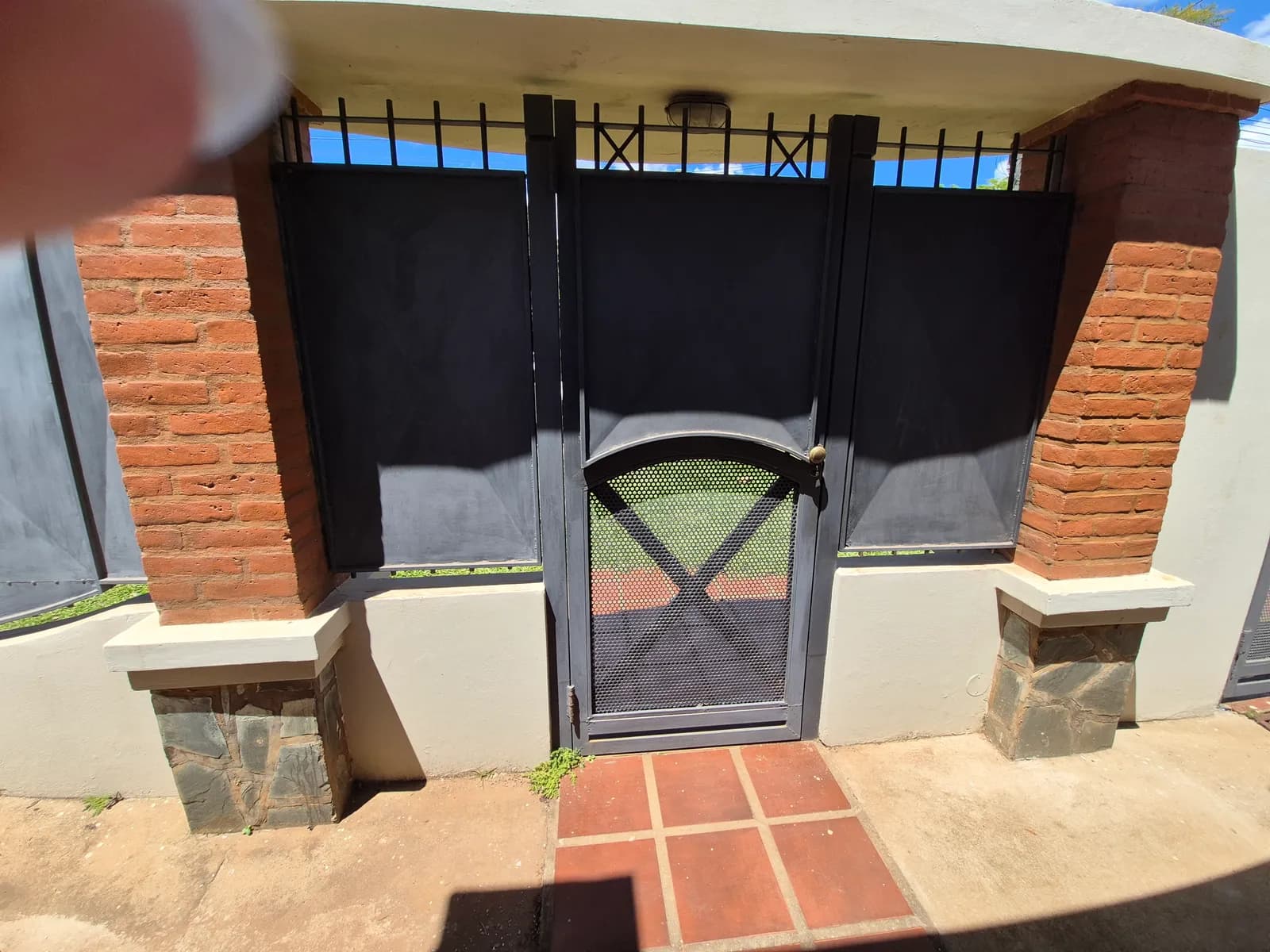 Entrada principal con portón de hierro