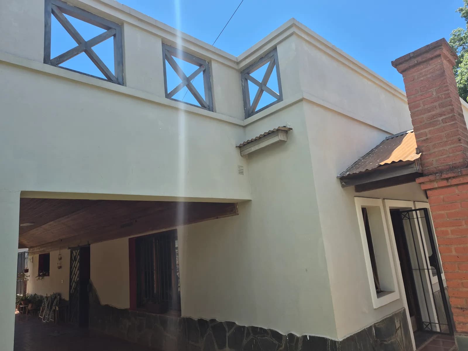 Fachada exterior de casa rústica